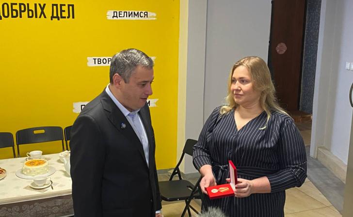 Светлана Козина получила медаль «Защитник Курской области»