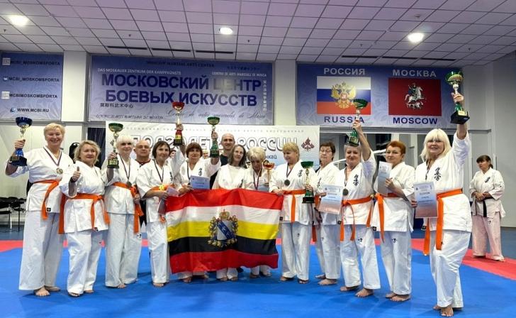 Курские каратистки «серебряного» возраста завоевали золото на соревнованиях в Москве Курские каратистки «серебряного» возраста завоевали золото на соревнованиях в Москве
