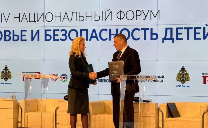 Курский губернатор подписал соглашение с «Центром помощи пропавшим и пострадавшим детям»