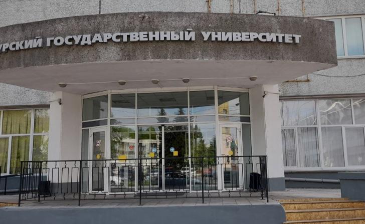 В Курске на крыше КГУ во время прилета загорелся кондиционер