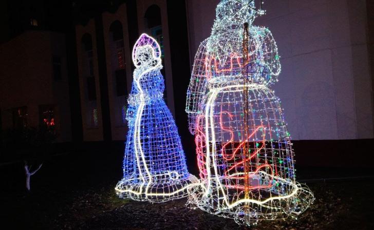 Курск оформляют к новогодним праздникам