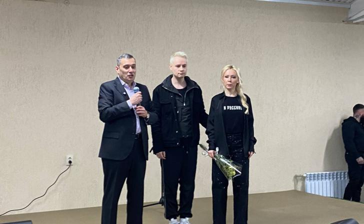 Александр Хинштейн вместе с Шаманом спел в ПВР «Я - курский»