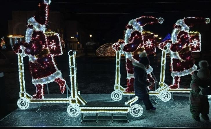 В Курске начали украшать улицы новогодними инсталляциями