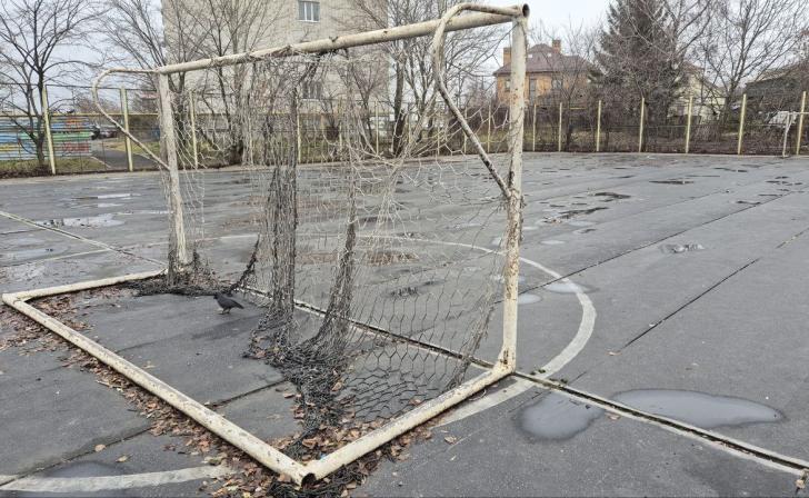 Спортплощадка на Звёздной в Курске разваливается