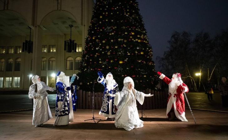 На Театральной площади Курска встретили Деда Мороза