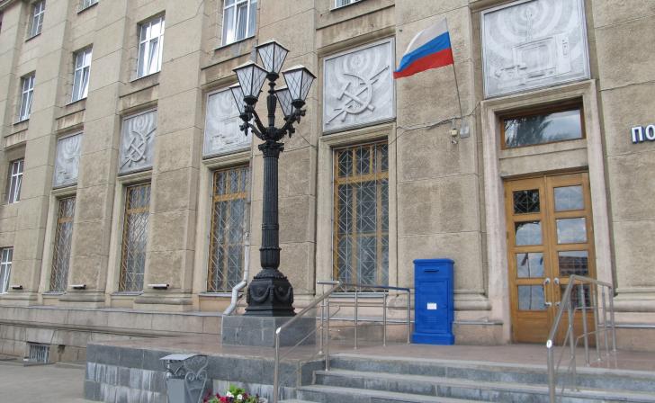 В Курске около здания Главпочтамта установили световую композицию