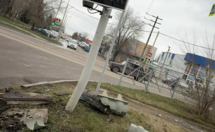 В Курчатове водитель на черном седане сбил светофор и скрылся с места ДТП