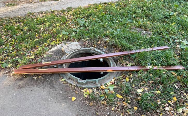 В Курской области женщина отсудила 421 тысячу рублей за падение в открытый люк