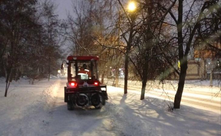 В Курске продолжают убирать снег