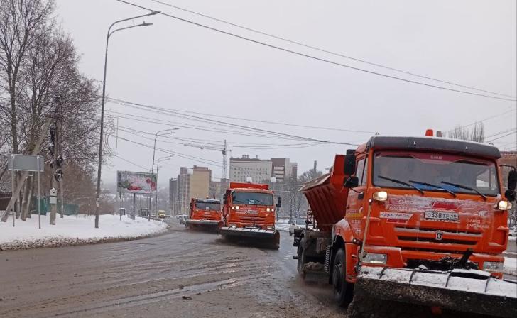 В мэрии Курска показали, как со снегом на дорогах борются комбинированные машины