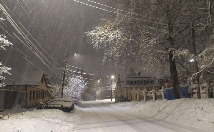 В Курске убирают снег в частном секторе