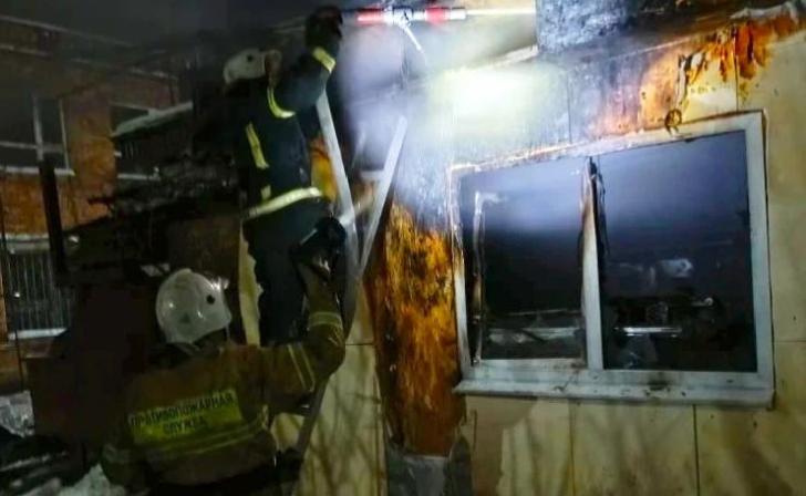 Из-за неисправной фритюрницы горела пристройка к кафе в Курской области