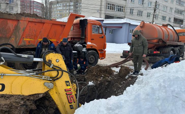 Несколько многоэтажек в Курске остались без воды из-за порыва чугунного водопровода