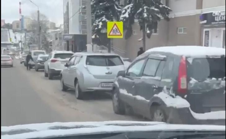 Мэр Курска вновь показал, как автовладельцы не дают убирать городские улицы от снега