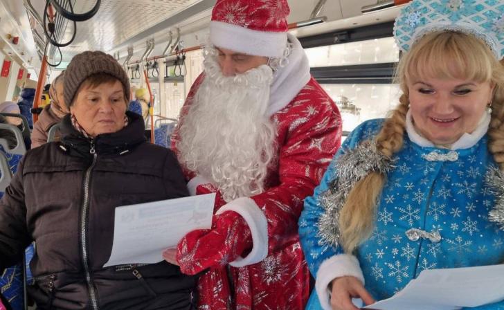 В Курске Дед Мороз в погонах предупредил пассажиров об аферистах