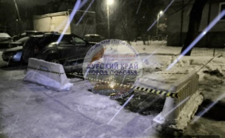 В Курске вновь прорвало трубу на улице Гагарина, 3а