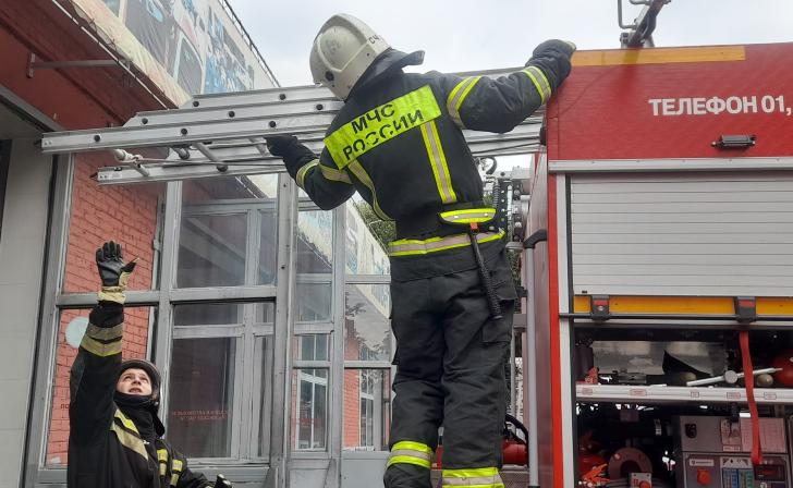 В Обояни пожарные спасли человека из запертой квартиры