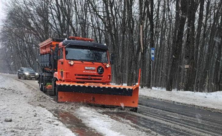 Дороги Курска от снега убирают 67 единиц техники