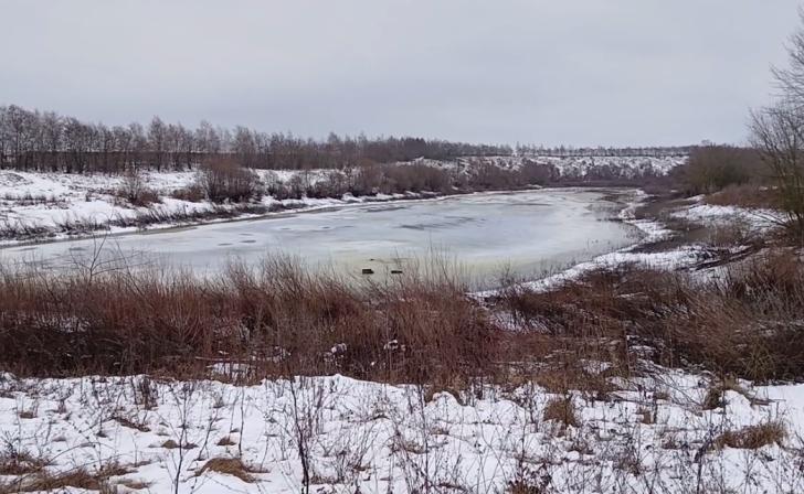 Вода из восстанавливаемого в Курском районе пруда продолжает вытекать