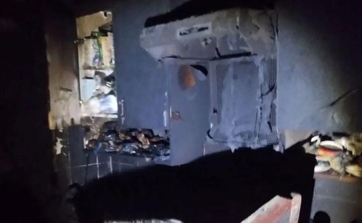 Оставленная без присмотра свеча привела к пожару в многоэтажке Железногорска Курской области
