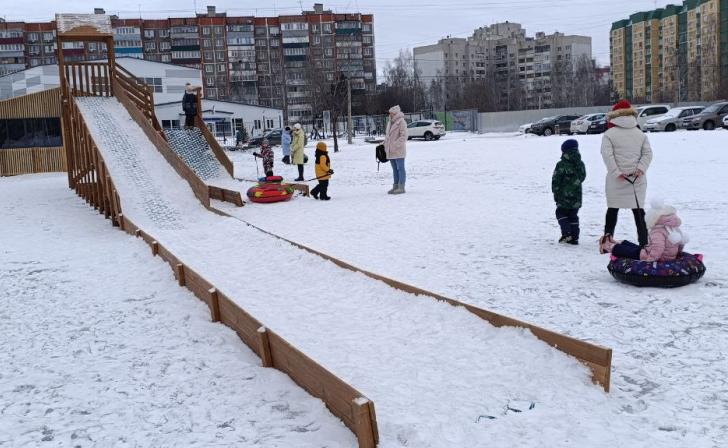 После жалоб курян тюбинговую горку на ул. Мыльникова официально открыли на два часа После жалоб курян тюбинговую горку на ул. Мыльникова официально открыли на два часа