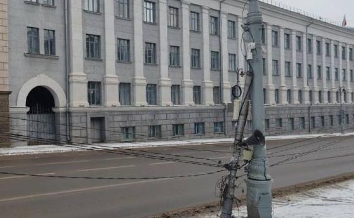 Три опоры наружного освещения снесены в Курске на улице Ленина