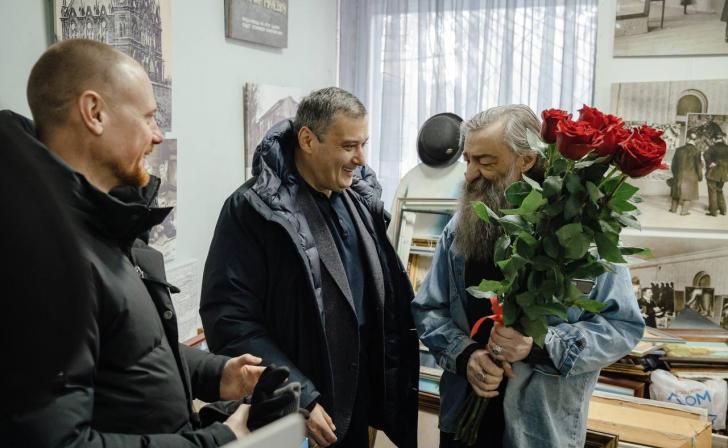 Хинштейн поздравил с  юбилеем курского художника, коллекционера и галериста Олега Радина.