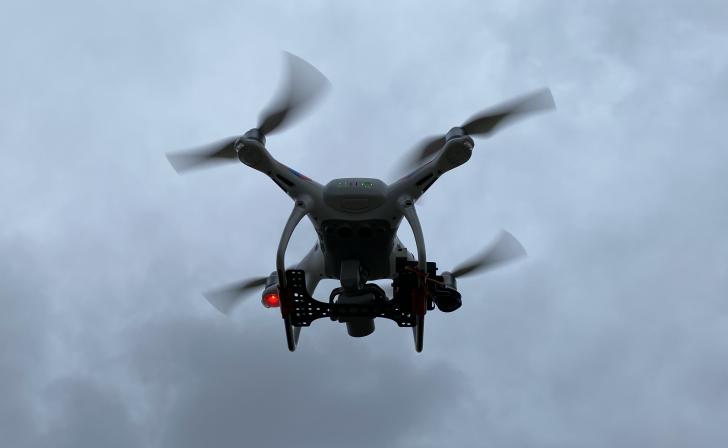 В Курской области из-за атаки БПЛА загорелось здание