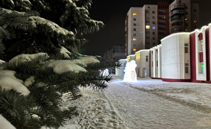 В Курске после работы ПВО пострадали дома и два автомобиля