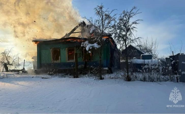 В Курской области пожарные потушили горевший дом