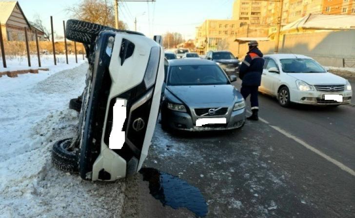 В Курске на ул.Пучковка на дороге перевернулась машина