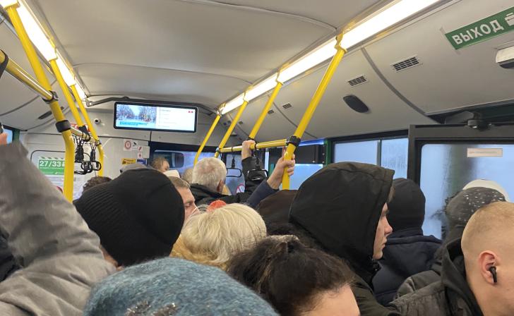 В Курске в автобусах посыпают полы солью