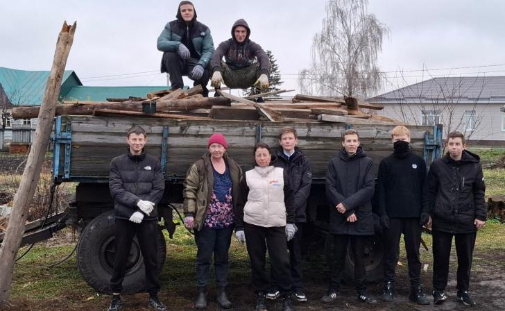 В Курской области матери погибшего участника СВО помогли вывезти дрова