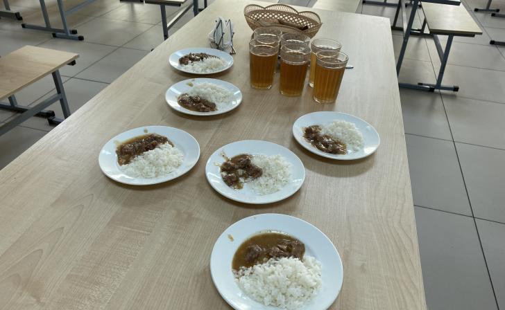 Хинштейн запретил кормить льготников в школах за отдельными столами