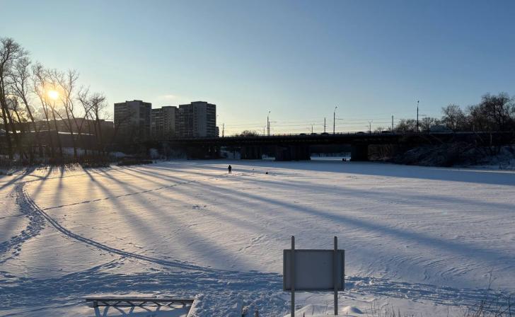 Курские спасатели проверили лёд на реке Сейм
