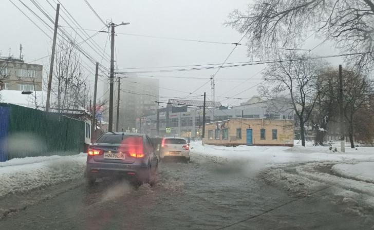 Из-за мокрого снега и дождя курские дорожники работают в усиленном режиме