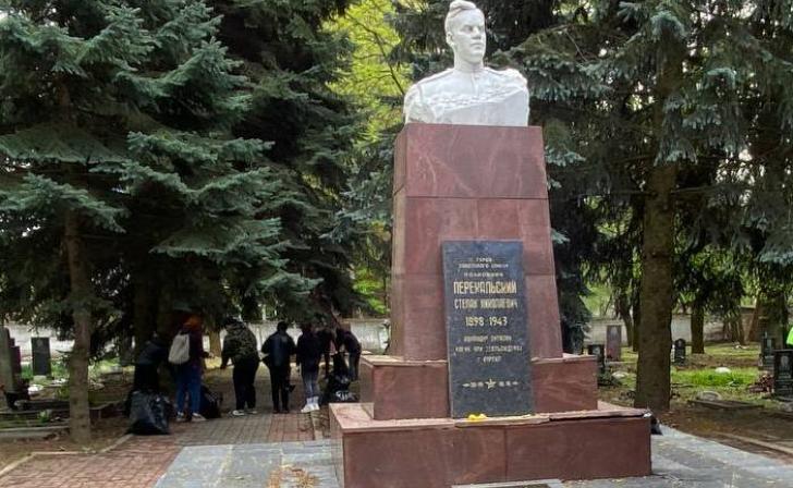 В Курске бюст Степана Перекальского увезли с Мемориала на реставрацию