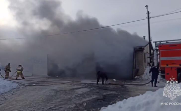 Трактор и два авто сгорели в гараже в Курской области