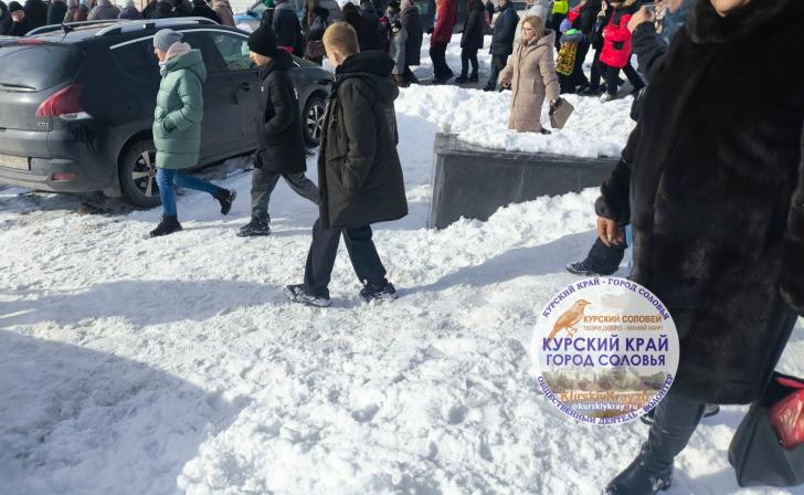 Куряне паркуют свои авто прямо на ступенях памятника