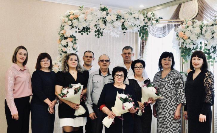 В Курской области поздравили с юбилеями в один день три родственные семьи