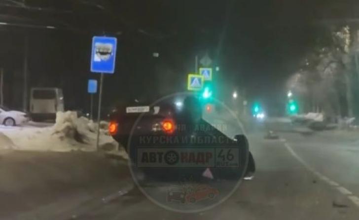 На ул. Дейнеки в Курске опрокинулось легковое авто