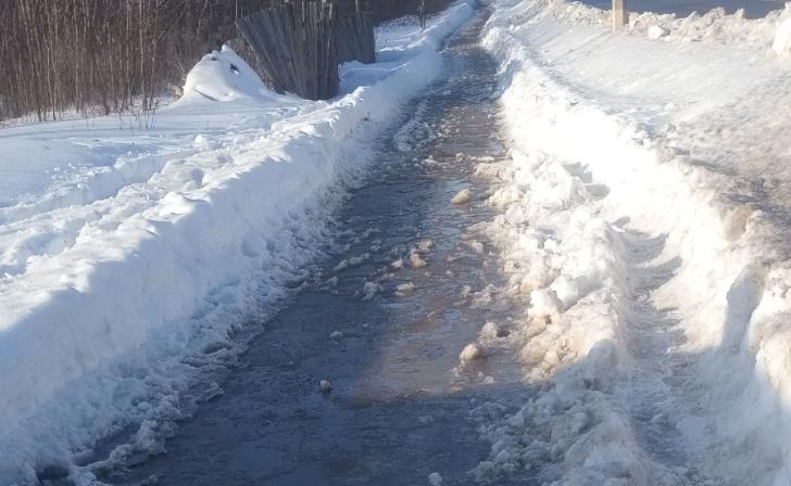 Жительница Железногорска сняла для курского ЦУРа видео о состоянии тротуара, который якобы чистят