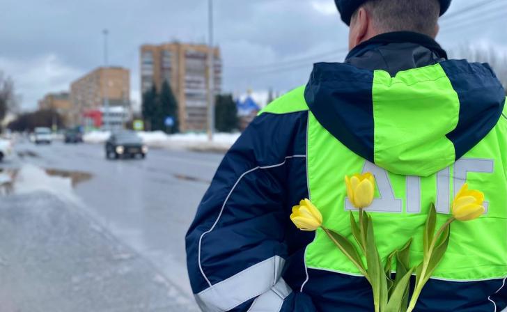 В Железногорске сотрудники ГАИ вручали цветы женщинам-водителям и пассажиркам