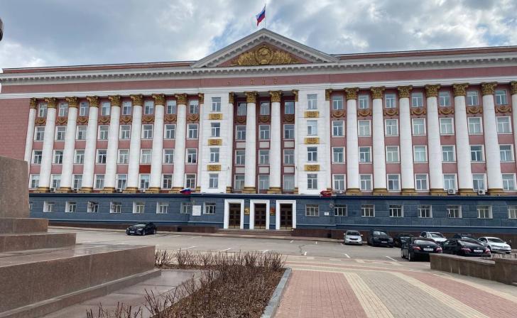 В Курске руководителям пунктов временного размещения вручили нагрудные знаки