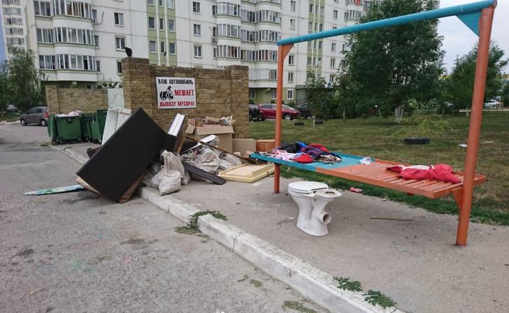 Мэр Маслов обвинил курян в том, что они оставляют пакеты с мусором прямо во дворах