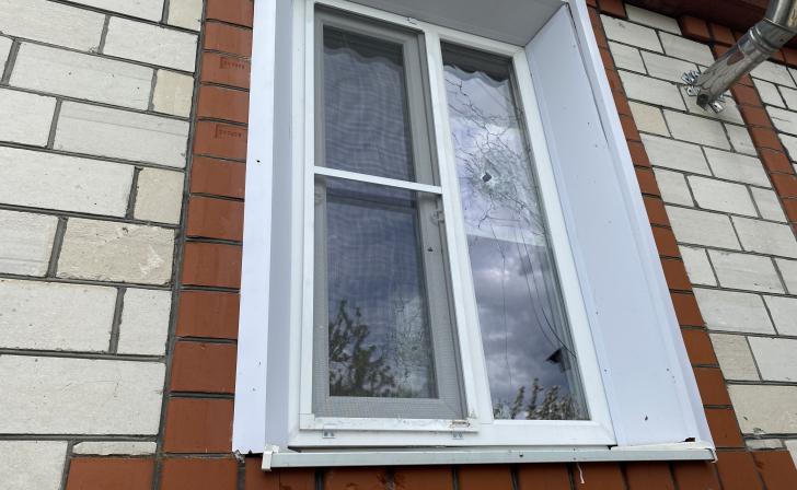 В Рыльском районе из-за атак повреждены автомобиль и дом