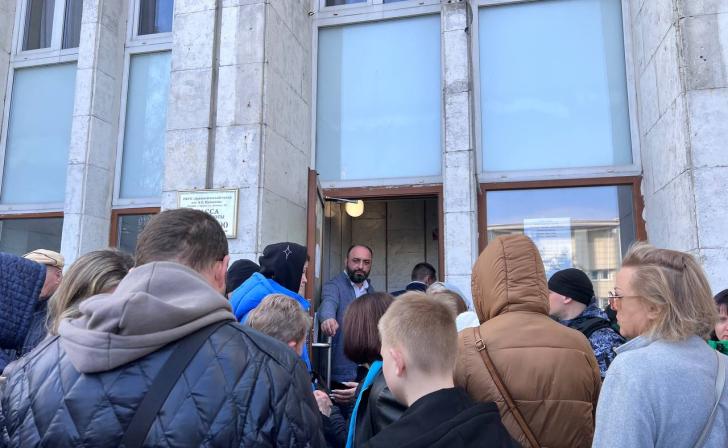 Губернатор Хинштейн остался доволен тем, как организовали продажу билетов на спектакли