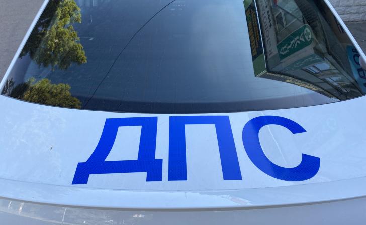 В Курске на улице Энгельса ночью машина врезалась в опору ЛЭП