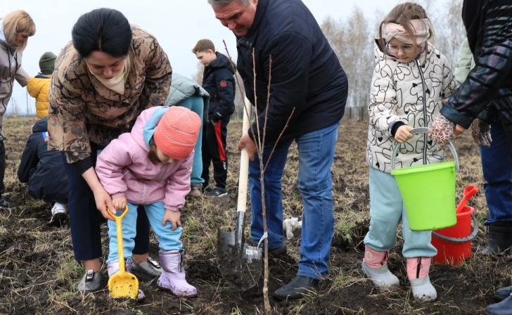 В посёлке Медвенка около 100 семей посадили семейный сад