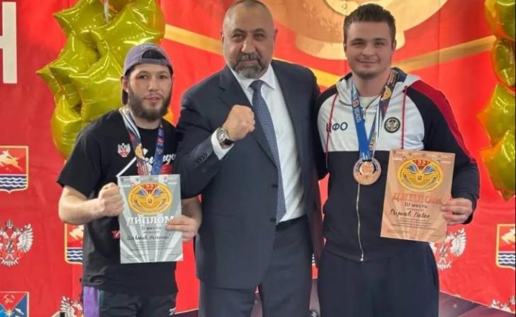 Курские боксёры взяли серебро и бронзу на турнире в Магадане